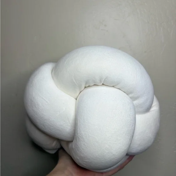 Knot Pillow - Picture 2 of 3